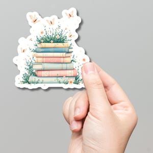 Naklejka winylowa Book Stack Pastel Cottagecore z kwiatami i motylami Wodoodporna naklejka dla miłośników książek, laptopów, dzienników 2”x1,9