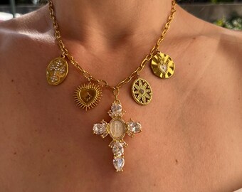 Collier croix blanche femme élégante, pendentif religieux, bijou spirituel, bijou lumineux, croix Vierge Marie, bijou chrétien, pendentif