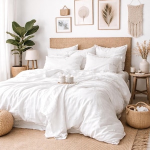 Peut inclure: Une chambre lumineuse et aérée avec une palette de couleurs neutres. Le lit est recouvert de linge blanc, et une tête de lit et une suspension en osier ajoutent de la texture. Des impressions encadrées et un tapis tissé complètent l'espace chaleureux et accueillant.