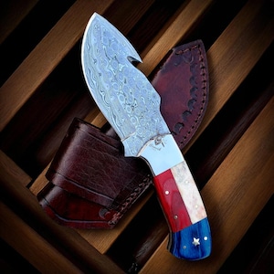 Coltello da caccia Guthook in acciaio Damasco fatto a mano: fodero in pelle, impugnatura con bandiera del Texas