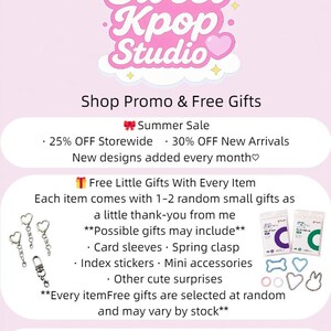 Może przedstawiać: R&oacute;żowa grafika promocyjna dla Sweet Kpop Studio, z logo i tekstem: "Shop Promo & Free Gifts." Zawiera szczeg&oacute;ły dotyczące letniej wyprzedaży ze zniżkami i darmowymi prezentami do każdego przedmiotu, jak etui na karty i mini akcesoria.