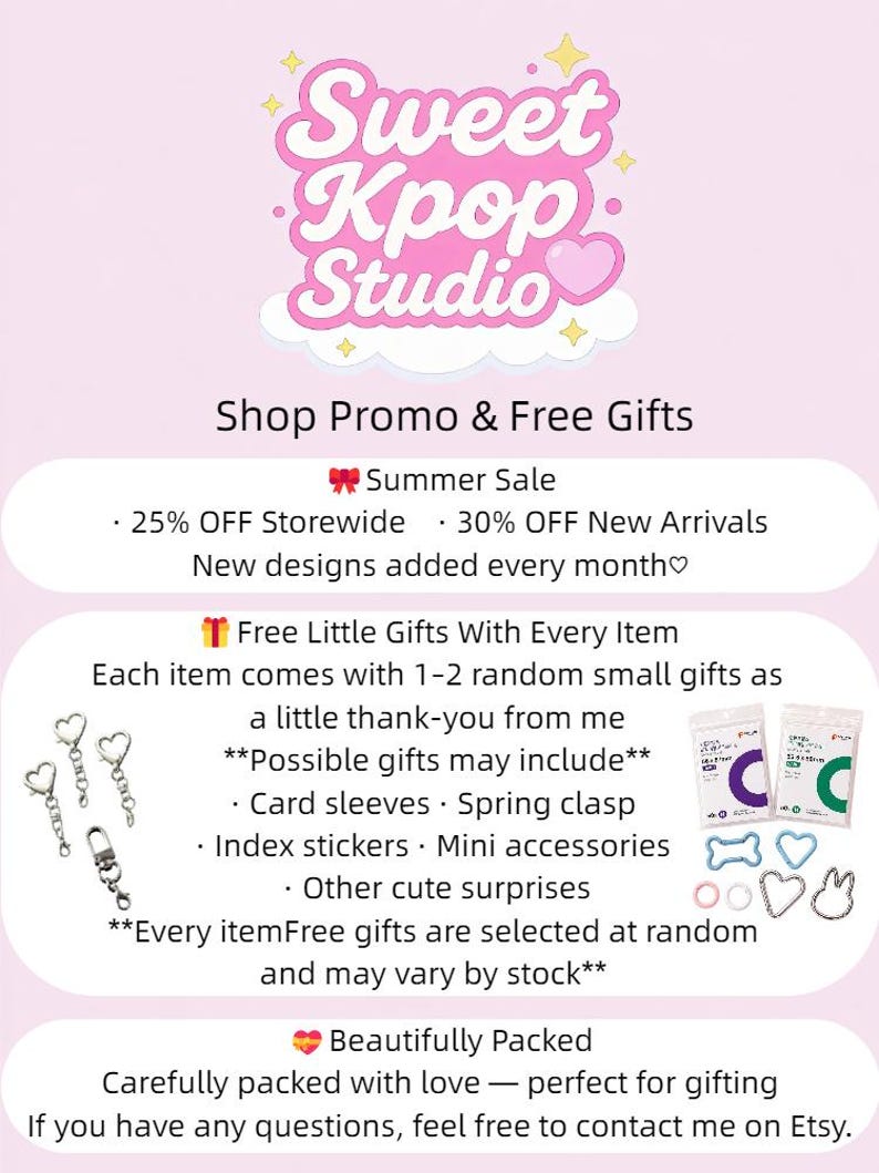 Może przedstawiać: R&oacute;żowa grafika promocyjna dla Sweet Kpop Studio, z logo i tekstem: "Shop Promo & Free Gifts." Zawiera szczeg&oacute;ły dotyczące letniej wyprzedaży ze zniżkami i darmowymi prezentami do każdego przedmiotu, jak etui na karty i mini akcesoria.