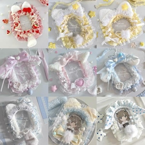 Puede incluir: Una colección de marcos de fotos decorativos con una estética kawaii. Cada marco presenta orejas de gato, lazos, encaje y otros adornos en varios colores pastel como rosa, amarillo y azul. Algunos marcos incluyen pequeños pompones y acentos en forma de corazón.