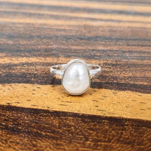 Bague en argent et perle blanche, bague ornée d'une pierre précieuse, bijou bohème, cadeau pour elle