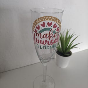 Sektgläser mit verschiedenen Motiven