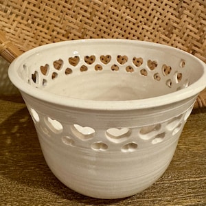 Skål/planter i keramik av Andy Phibbs, Cut Work Hearts
