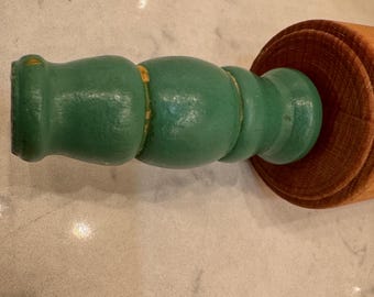 Mattarello in legno con manici verdi vintage, perfetto per uno stile rustico o country.