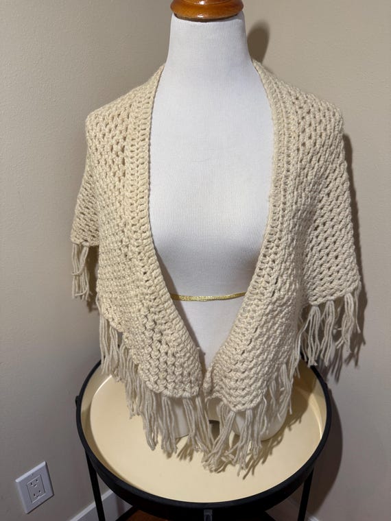 Vintage WHITE Crochet MACRAME FRINGE Shoulder Wra… - image 4