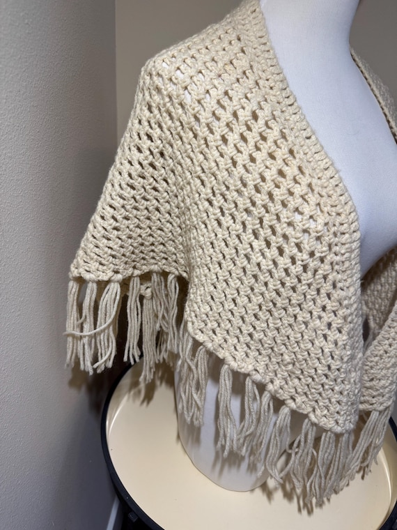 Vintage WHITE Crochet MACRAME FRINGE Shoulder Wra… - image 1