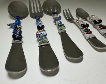 Zestaw 5 łyżek i widelców do serwowania z lat 90. XX wieku, z drucianymi szklanymi koralikami