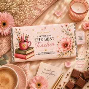 Könnte beinhalten: Eine rechteckige, hellrosa Schokoladenverpackung mit dem Text A LETTER FOR THE BEST Teacher, einer Illustration einer rosa Tasse mit Stiften auf zwei Büchern und Blumenmotiven. Ein kleiner Aufziehstreifen trägt den Text A MESSAGE FROM YOUR STUDENTS.