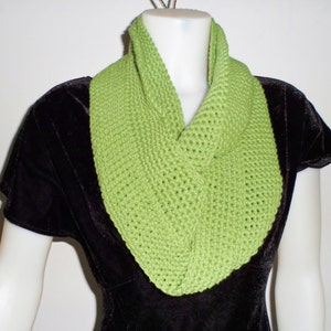 Puede incluir: Una bufanda de cuello de tortuga de crochet verde lima. La bufanda está hecha con un patrón de punto simple y es un gran accesorio para cualquier atuendo.