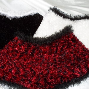 Gebreid capeletpatroon met wimpergaren en gehaakte leuke bontrand