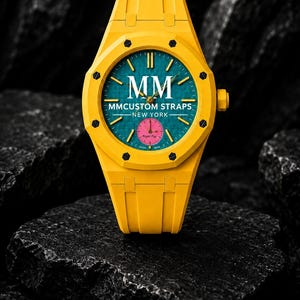 Puede incluir: Un reloj de pulsera amarillo brillante con una esfera texturizada de color verde azulado que presenta el texto blanco MM, MMCUSTOM STRAPS, NEW YORK y una pequeña subesfera circular rosa etiquetada como Royal Pop, con correa y bisel octogonal.