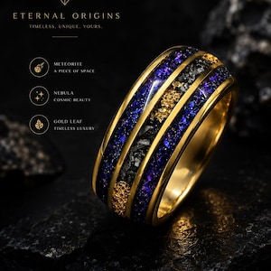 Op de afbeelding: Een gouden ring met drie verschillende inlays: een centrale strook van zwarte meteorietfragmenten geflankeerd door twee banden van dieppaars nevelachtig materiaal en twee dunne stroken bladgoud. De tekst luidt ETERNAL ORIGINS en BORN FROM THE STARS.
