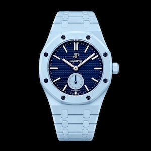 Könnte beinhalten: Eine hellblaue Armbanduhr mit achteckiger Lünette und dunkelblauem, strukturiertem Zifferblatt. Das Zifferblatt zeigt den Schriftzug AP Royal Pop und Automatic sowie silberfarbene Zeiger und Indizes. Die Uhr hat ein passendes Gliederarmband.