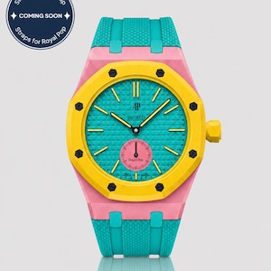 Könnte beinhalten: Eine farbenfrohe Armbanduhr mit türkisfarbenem Zifferblatt, gelber Lünette, rosa Gehäuse und türkisfarbenem Armband. Das Zifferblatt hat gelbe Zeiger und ein kleines rosa Hilfszifferblatt. Der Text "AP Swatch" ist sichtbar.
