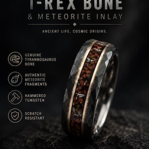 Può includere: Un anello in tungsteno martellato con un intarsio centrale di vero osso di tirannosauro e frammenti di meteorite autentici. La fascia è grigio scuro con bordi dorati. Testo: HAMMERED TUNGSTEN T-REX BONE & METEORITE INLAY, ANCIENT LIFE. COSMIC ORIGINS, GENUINE TYRANNOSAURUS BONE, AUTHENTIC METEORITE FRAGMENTS, HAMMERED TUNGSTEN, SCRATCH RESISTANT, FROM PREHISTORY. FROM SPACE. FOR FOREVER.