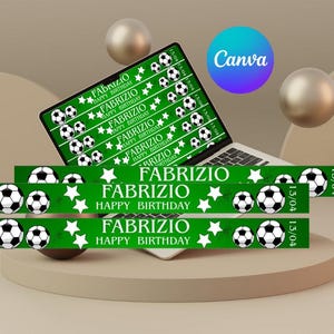 Könnte beinhalten: Ein Laptop zeigt ein grünes Fußballfeld-Design mit dem Text "FABRIZIO HAPPY BIRTHDAY" und Fußbällen. Darunter sind grüne Banner mit demselben Text und Fußballgrafiken zu sehen. Das Design ist vor einem neutralen Hintergrund platziert.