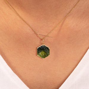 Colgante de corazón de moldavita auténtico: collar de piedras preciosas en bruto en plata de ley.