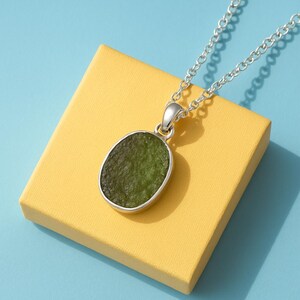 Colgante de moldavita cruda en plata de ley: collar de piedras preciosas verdes