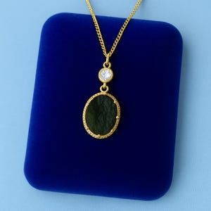 Colgante de moldavita cruda en plata de ley: collar de piedras preciosas verdes