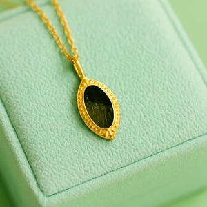 Colgante de moldavita cruda en plata de ley: collar de piedras preciosas verdes