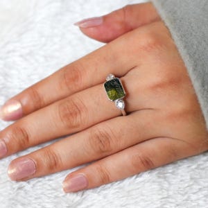Natürlicher Roh Moldavit Edelstein Ring aus 925 Sterling, zarter Moldavit Ring, handgemachter Ring mit Meteoriten, Geschenk für die Liebe