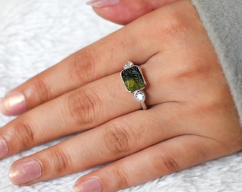 モルダバイト原石リング｜スターリングシルバー、ジルコンアクセント