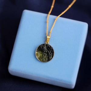 Colgante de moldavita cruda en plata esterlina: collar de piedras preciosas verdes hecho a mano
