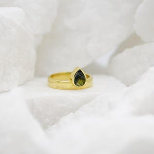 Natürlicher Roh Moldavit Edelstein Ring aus 925 Sterling, zarter Moldavit Ring, handgemachter Ring mit Meteoriten, Geschenk für die Liebe