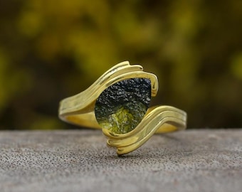 モルダバイト原石リング｜スターリングシルバー、ジルコンアクセント
