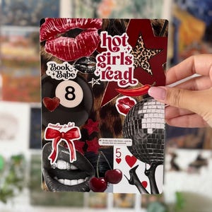 Könnte beinhalten: Ein rechteckiger Collage-Druck mit dem Text "hot girls read" und "Book Babe" sowie "reading is hot" auf einem Band. Die Bilder zeigen einen roten Lippenabdruck, eine 8-Ball-Kugel, einen Stern mit Leopardenmuster, eine Discokugel, Kirschen und rote Herzen.