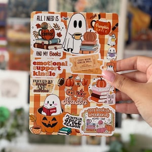 Könnte beinhalten: Ein rechteckiger Bogen mit verschiedenen herbstlichen Aufklebern, die Geister, Kürbisse, Bücherstapel und Kaffeetassen zeigen. Die Aufkleber enthalten Texte wie All I Need Is My Books, emotional support kindle und Pumpkin Spice Season.