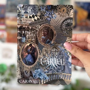 Könnte beinhalten: Eine rechteckige Karte mit einer blauen Collage und dem Text Caraval. Sie enthält zwei ovale, goldgerahmte Porträts eines Paares und einer Frau, blaue Schmetterlinge, ein Zifferblatt sowie die Schriftzüge Legend und You're my forever.