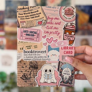 Könnte beinhalten: Ein rechteckiger Aufkleberbogen mit einer Collage aus buchbezogenen Illustrationen und Texten, darunter ein Zeitungsausschnitt, ein Bibliotheksausweis, ein Geist in einem rosa Sessel beim Lesen und verschiedene rosa Herzmotive.