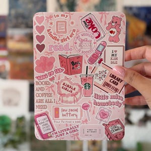 Może przedstawiać: Prostokątny arkusz naklejek z kolażem różowych ilustracji i napisów. Wzory obejmują puszkę Diet Coke, misia Care Bear, telefon z klapką, kartę biblioteczną, kubek kawy, książki oraz różne hasła utrzymane w różowej kolorystyce.