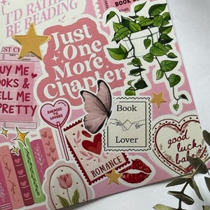 Op de afbeelding: Een stickervel met diverse ontwerpen in roze, rode en witte tinten. De afbeeldingen bevatten een plant in een pot, een vlinder, een hartvormige lolly, een tulp en teksten zoals "Just One More Chapter" en "Book Lover".
