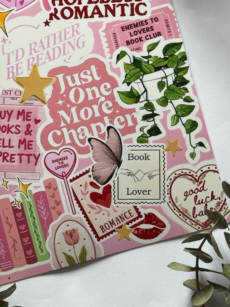 Op de afbeelding: Een stickervel met diverse ontwerpen in roze, rode en witte tinten. De afbeeldingen bevatten een plant in een pot, een vlinder, een hartvormige lolly, een tulp en teksten zoals "Just One More Chapter" en "Book Lover".