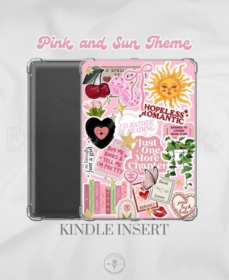 Op de afbeelding: Een doorzichtige Kindle-hoes met een roze inzetstuk versierd met diverse stickers, waaronder een zon, kersen, een zwart hart, boeken, een vlinder en teksten zoals Hopeless Romantic, Just One More Chapter en I'd Rather Be Reading.