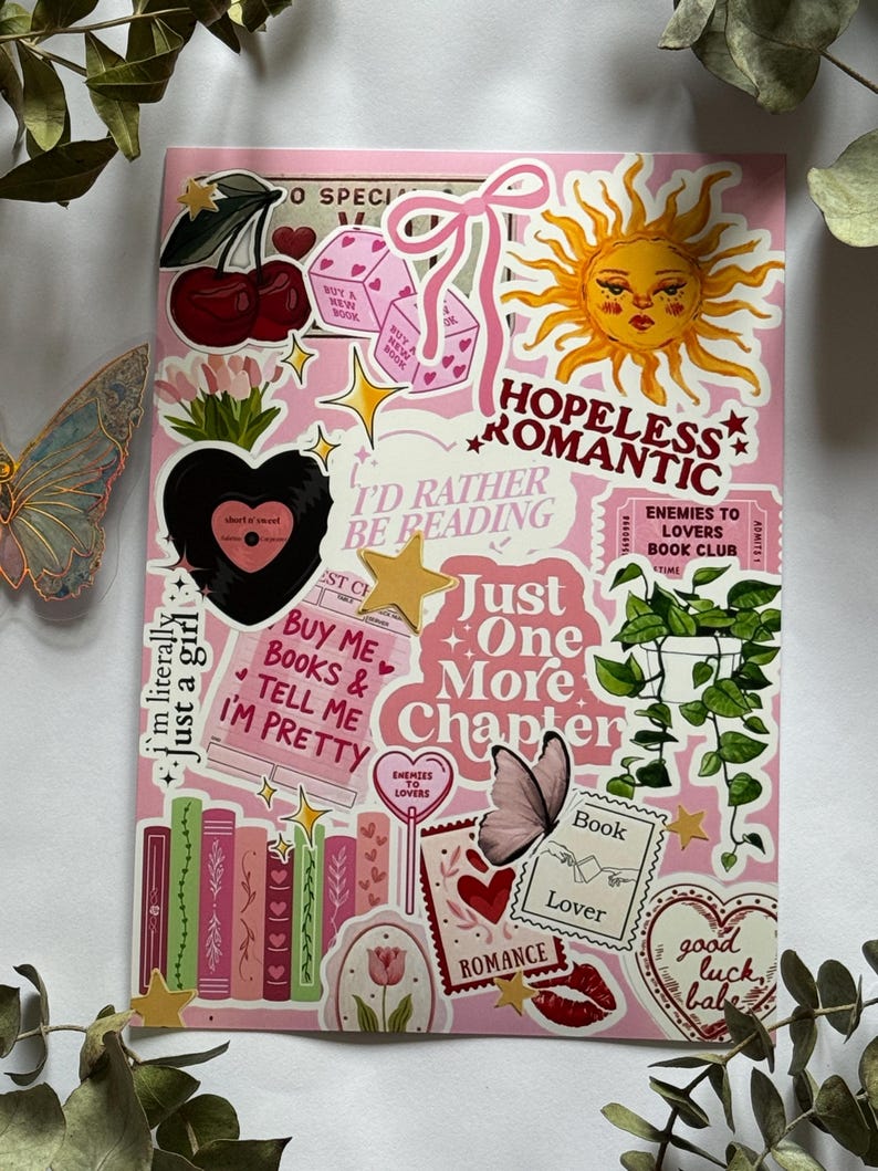 Op de afbeelding: Een stickervel met een roze achtergrond en diverse illustraties waaronder een zon, kersen, dobbelstenen, een vinylplaat, boeken, een kamerplant, vlinders en tekst zoals "Hopeless Romantic", "I'd Rather Be Reading" en "Just One More Chapter".