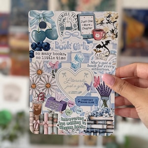 Op de afbeelding: Een rechthoekig stickervel met een collage van blauw getinte illustraties, waaronder kersen, madeliefjes, stapels boeken, een theezakje, een koffiekopje, dobbelstenen, vlinders en lavendel. De tekst bevat "Book Girlie", "so many books, so little time" en "Literarily just a girl".