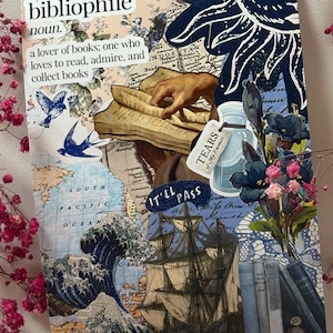 Op de afbeelding: Een decoratieve collage met een wereldkaart, een schip en een golfillustratie. Het woord "bibliophile" en de definitie ervan worden weergegeven. Vlinders en bloemen zijn inbegrepen. De zin "It'll Pass" is ook zichtbaar.