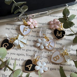 Tappo antipolvere Kindle Charm: lettera iniziale e fiore, accessorio USB C