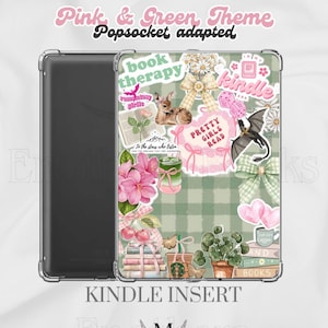 Könnte beinhalten: Eine transparente Kindle-Hülle mit einem rosa und grünen Thema. Die Hülle hat einen grünen Karohintergrund mit Aufklebern, darunter ein Reh, Blumen und die Worte "Pretty Girls Read" und "Kindle". Der Text "Kindle Insert" befindet sich unten.