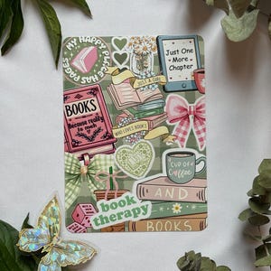Può includere: Un foglio di adesivi rettangolare con un collage di illustrazioni a tema librario che include pile di libri, una tazza di caffè, un fiocco rosa e il testo "My Happy Place Has Pages", "Just One More Chapter", "Books Because Reality Is Meh" e "Book Therapy".