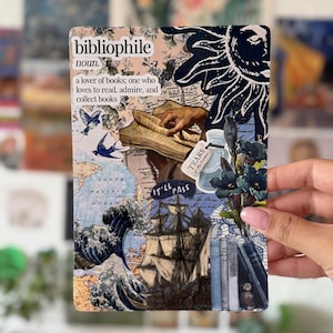 Könnte beinhalten: Ein rechteckiger Collage-Druck mit der Definition von Bibliophile, einer Hand, die ein Buch liest, einer dunklen Sonnenillustration, einer Karte des Pazifischen Ozeans, einer großen Welle, einem Segelschiff, einer Flasche mit der Aufschrift Tears of My Enemies und blauen Blumen.