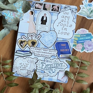 Può includere: Una collezione di adesivi ed elementi decorativi a tema letterario. Gli adesivi presentano citazioni, titoli di libri e illustrazioni relative alla letteratura classica, tra cui "Orgoglio e Pregiudizio" e il "Fitzwilliam Darcy Fan Club". La tavolozza dei colori include blu, bianco e beige.