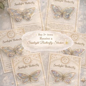 Op de afbeelding: Vijf Sunlight Butterfly stickers op individuele rechthoekige kaarten met gouden illustraties van zon en maan. Elke sticker heeft iriserende, doorschijnende vleugels met gouden omlijningen. Een centrale tekst luidt: Buy 3+ items Receive a Sunlight Butterfly Sticker.