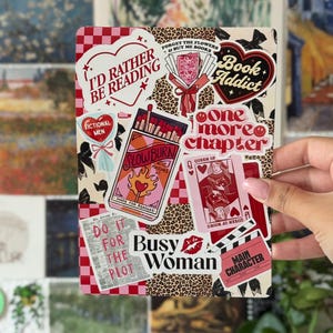 Könnte beinhalten: Ein rechteckiger Aufkleberbogen mit einer Collage aus buchbezogenen Illustrationen und Texten. Zu den Motiven gehören ein Herz mit 'I'D RATHER BE READING', eine Streichholzschachtel mit 'SLOW BURN' und eine Spielkarte 'QUEEN OF BOOKS'.